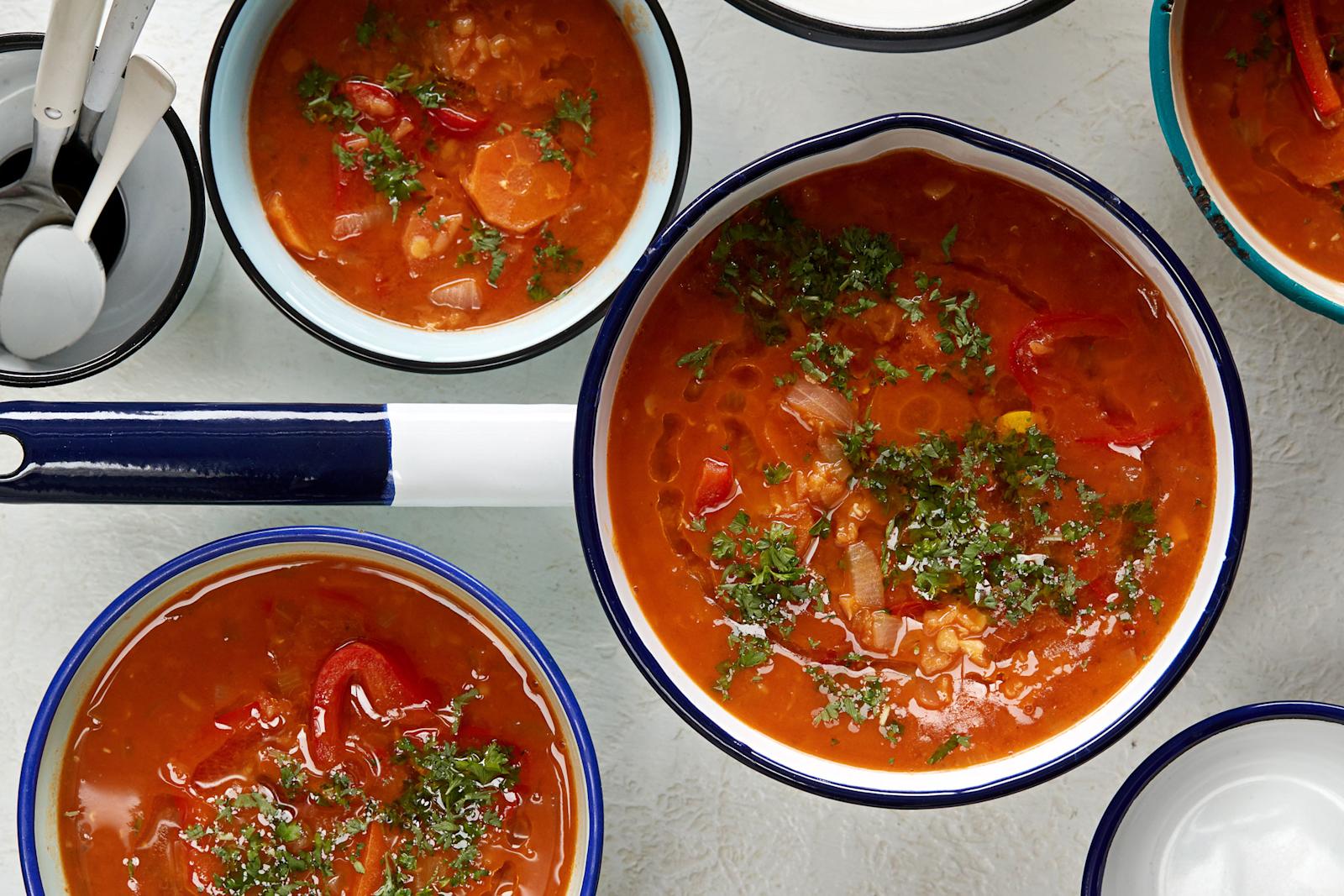 Kasari ja kolme kulhoa, joissa persiljasilpulla koristeltua linssikeittoa. Pienessä kulhossa kolme lusikkaa.