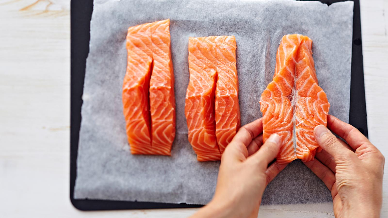 Käännä palat auki perhosen muotoon niin, että nahka pitää keskeltä molemmat puolet yhdessä.