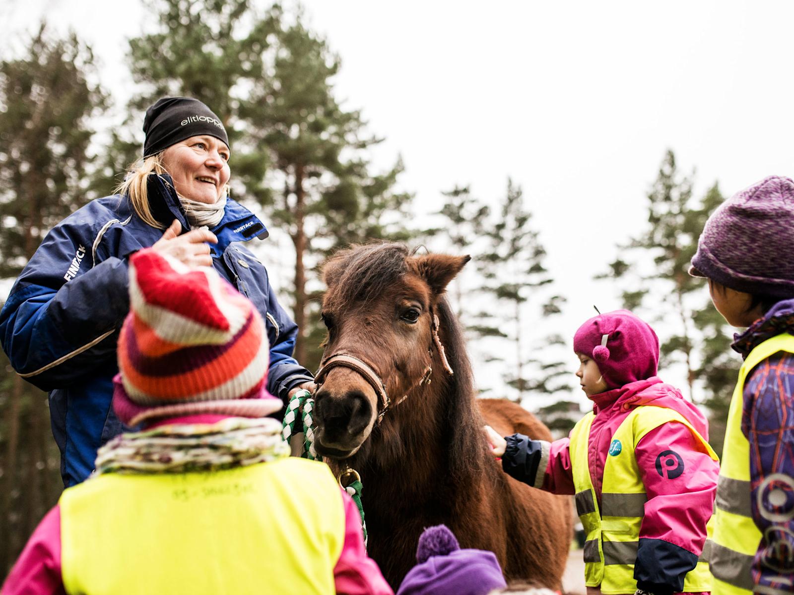 Nayomi (vas.), Emilia, Chan ja hevosyrittäjä Ann-Kristin Nyberg