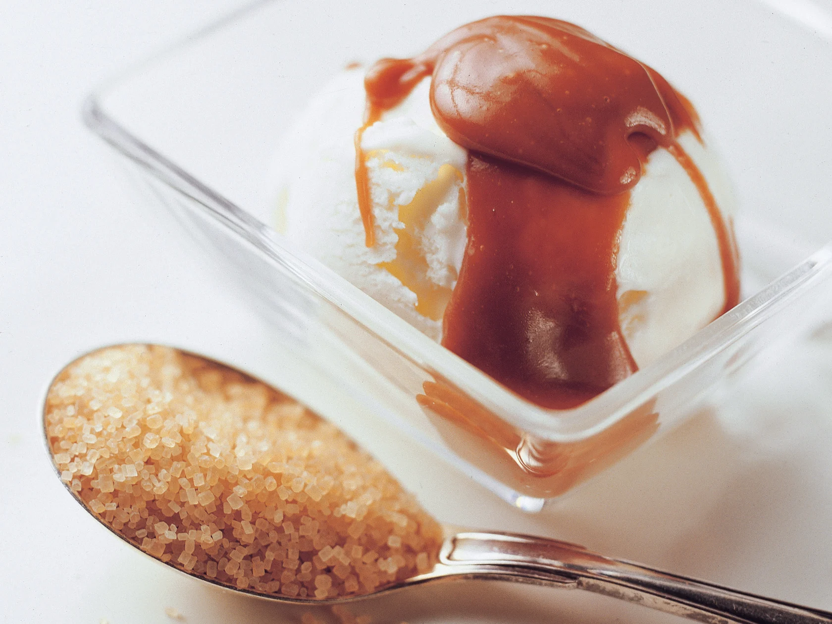 Maitosuklaa-kinuskikastike