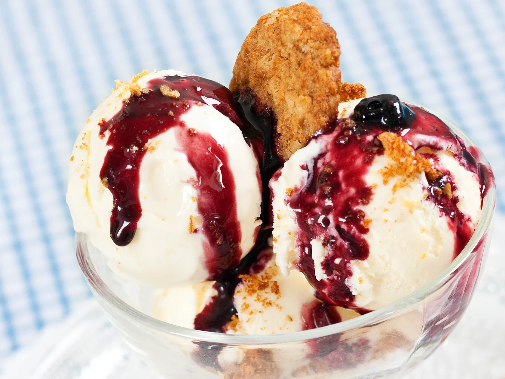 Mustikkasiirappi jäätelölle