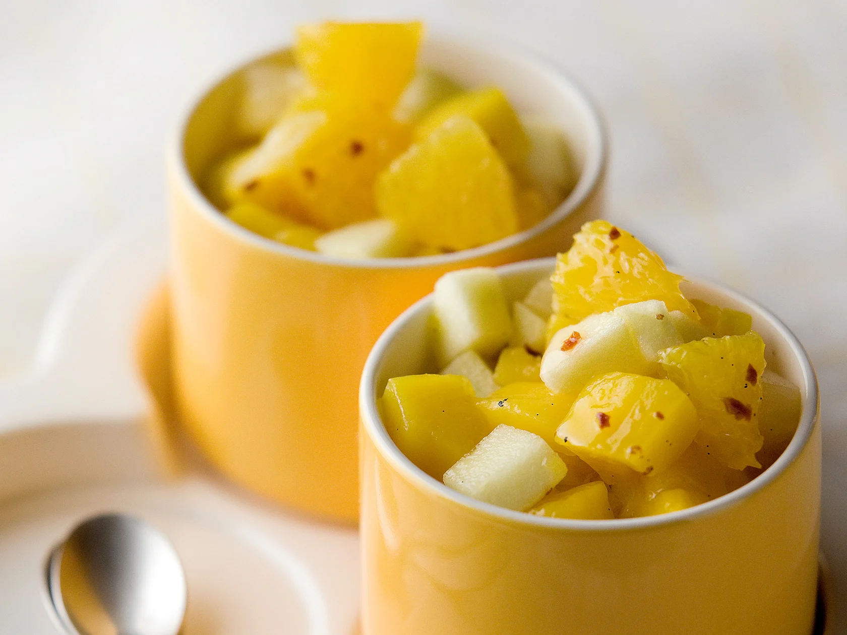 Keltainen hedelmäsalaatti