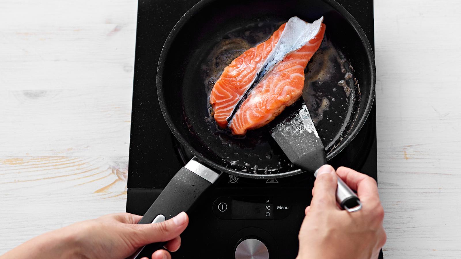 Paista lohiperhoset molemmin puolin pannulla öljyssä tai voissa keskilämmöllä. Tarjoile kastikkeen kera.