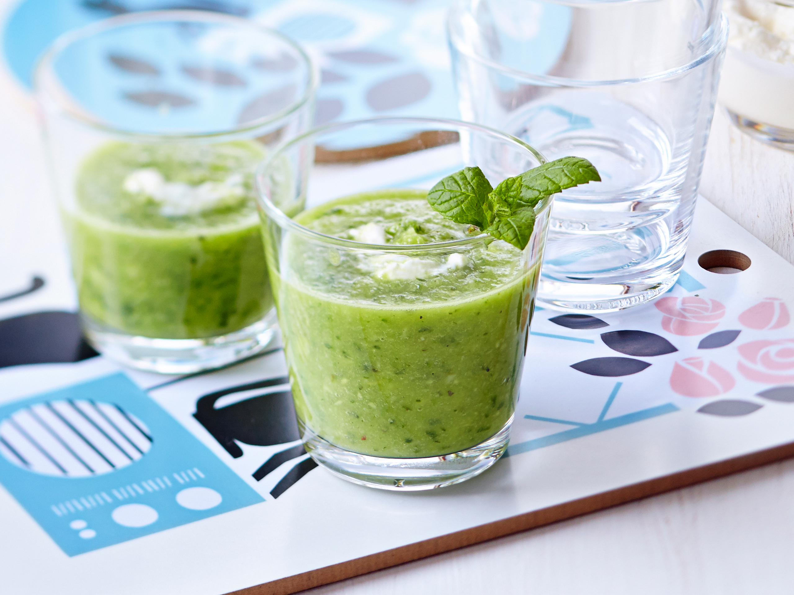 Kylmä kurkku-minttukeitto