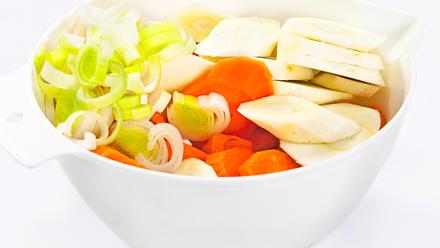 Kuori ja viipaloi ohuiksi sipulit, porkkanat, palsternakka ja perunat.