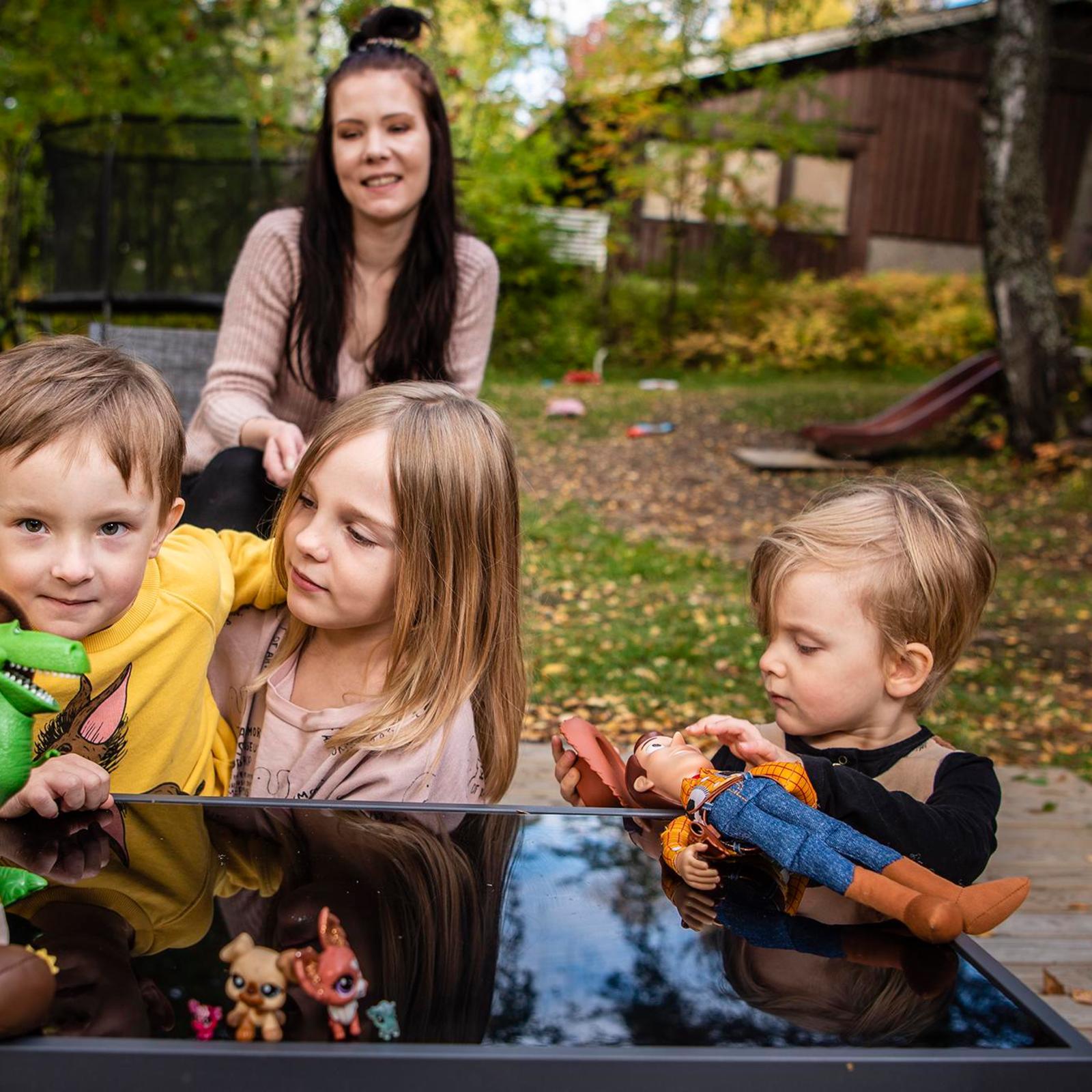 Hillevi Syväniemi ja joulukuussa synttäreitään viettävät Mikki, Minni ja Benny. Lapset esittelevät joululahjaksi saatuja lempilelujaan.