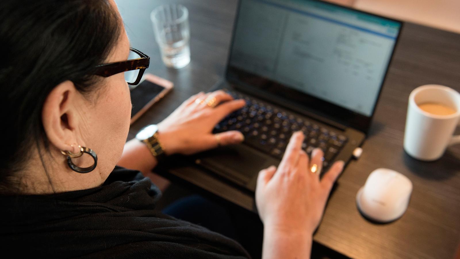 Paimiolainen Piia Saarnio poikkesi Tampereen Lahdesjärven ABC:lle syömään ja tekemään pariksi tunniksi töitä asiakastapaamisten välissä. "Tiesin, että tässä on hyvä pysähtyä, ja wifikin toimii", Piia Saarnio sanoo.