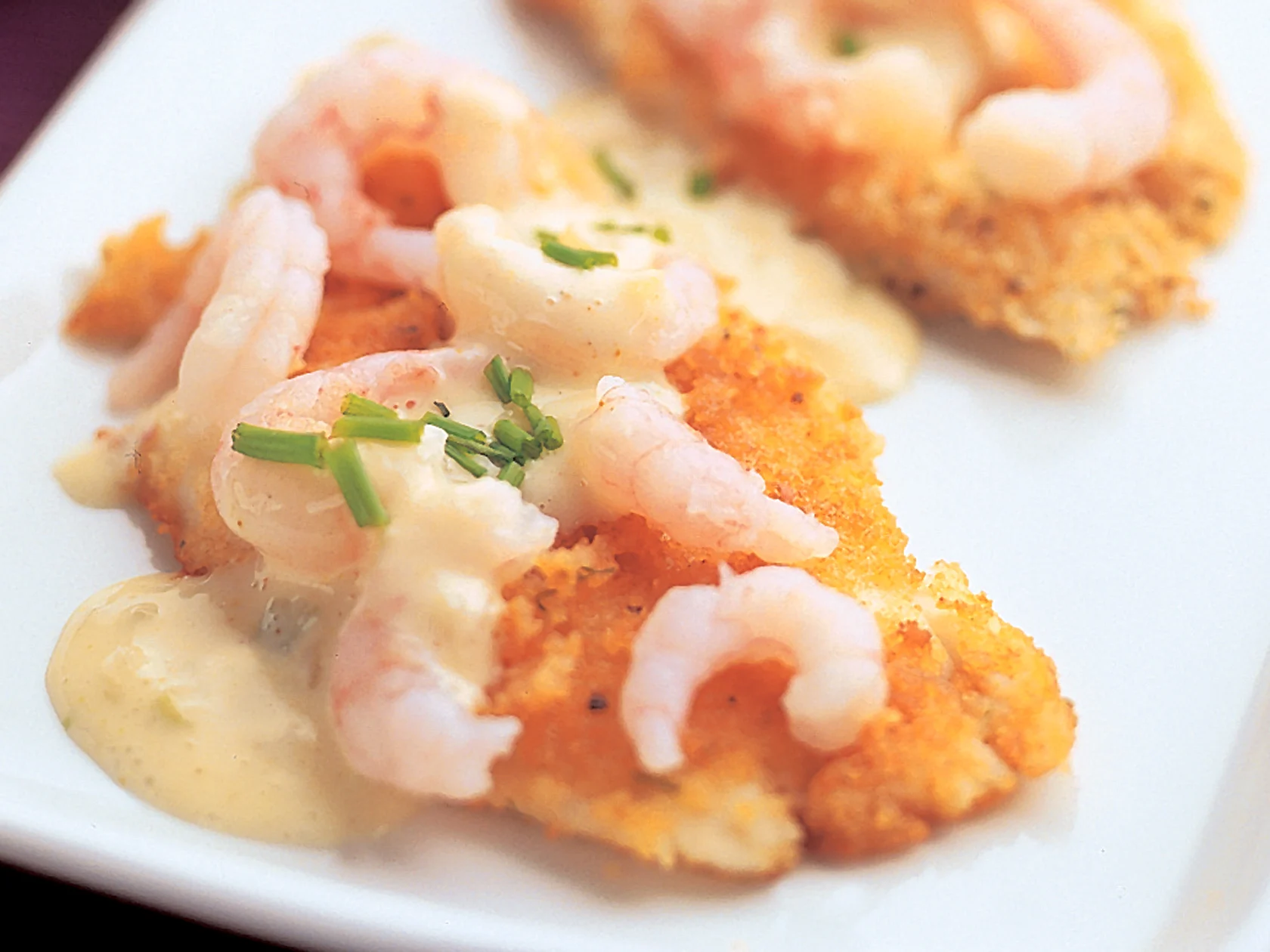 Paistettu sei ja katkarapukastiketta