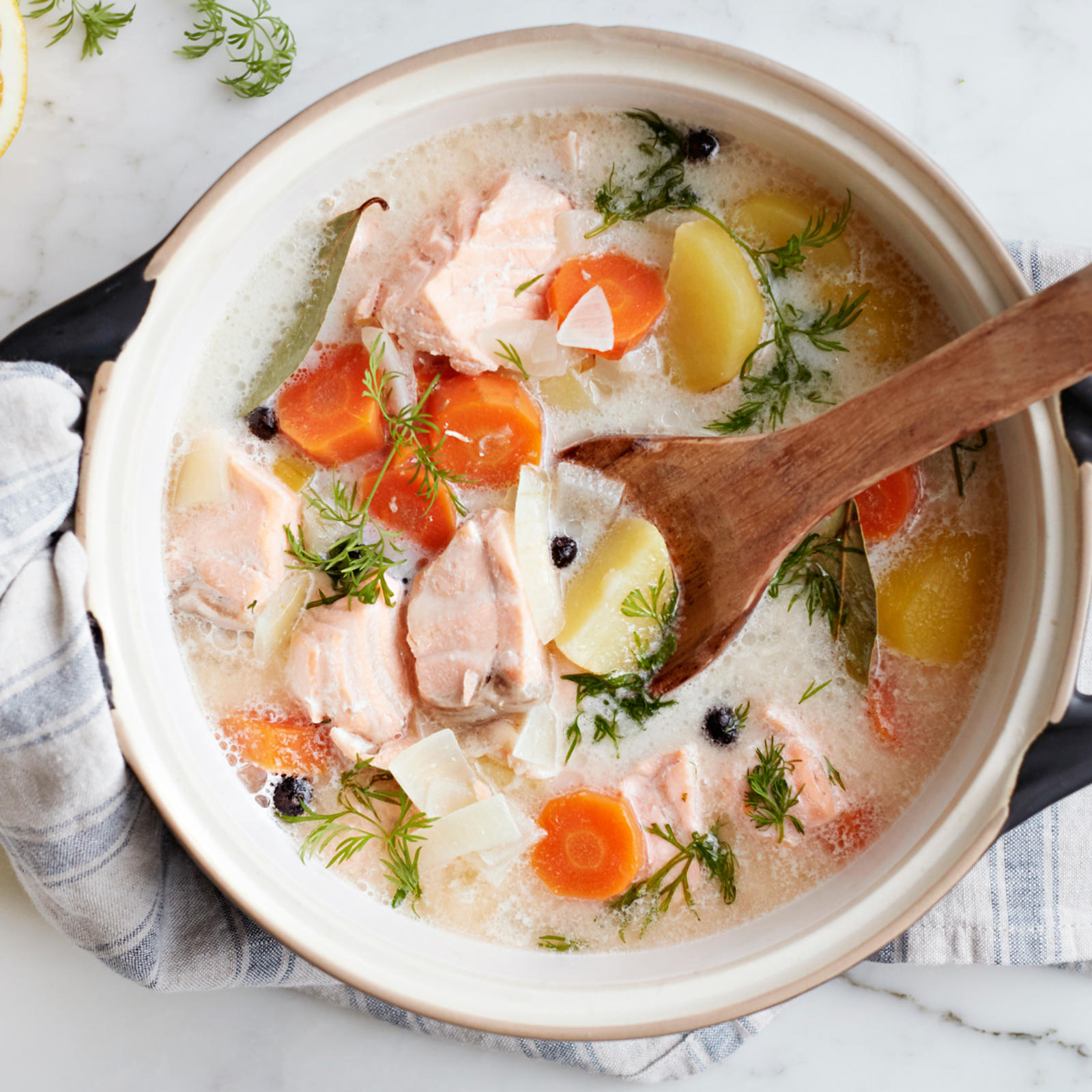 Lohikeitto maitoliemellä