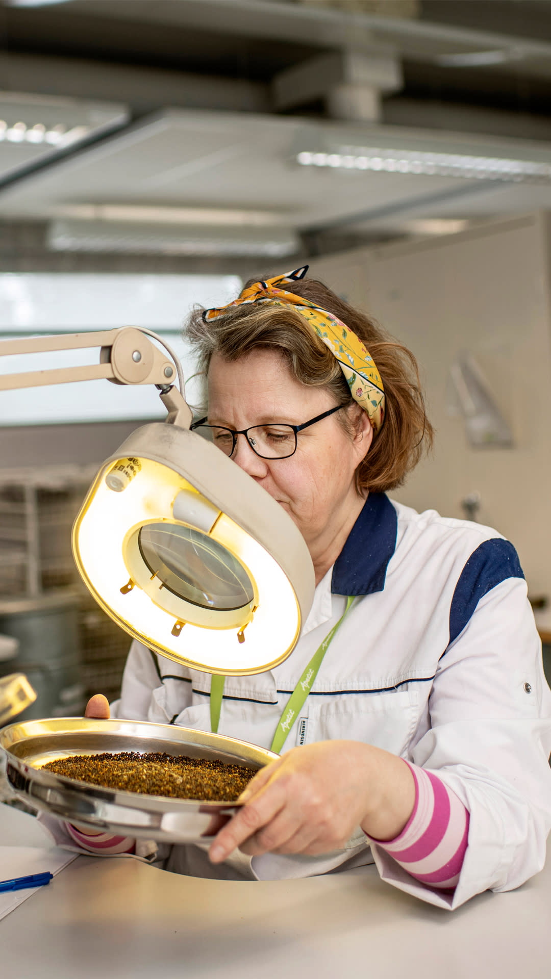 Paula Nykänen Kantvikissa sijaitsevalla kasviöljypuristamolla.