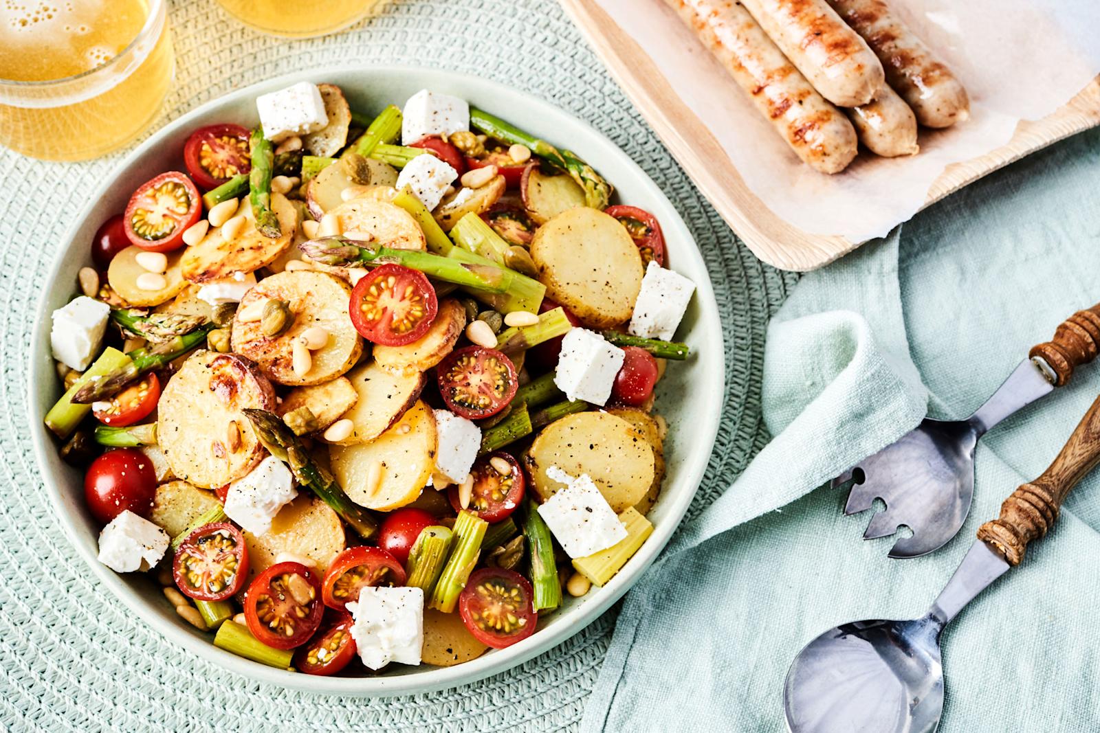 Paahdettu parsa-perunasalaatti ja yrttiset makkarat