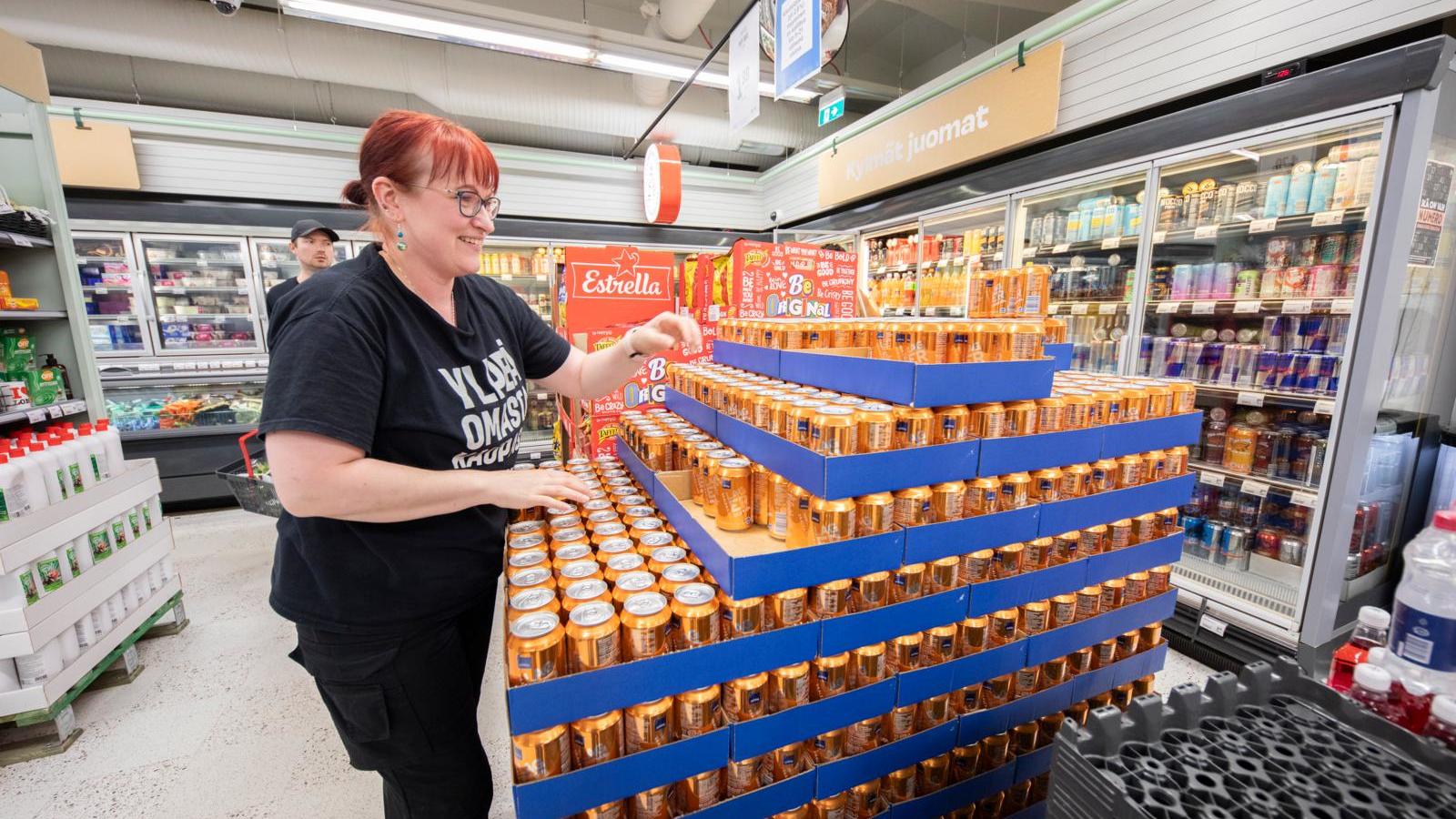 Myymäläpäällikkö Kirsti Kytömäki Porin Vapaudenkadun myymälässä