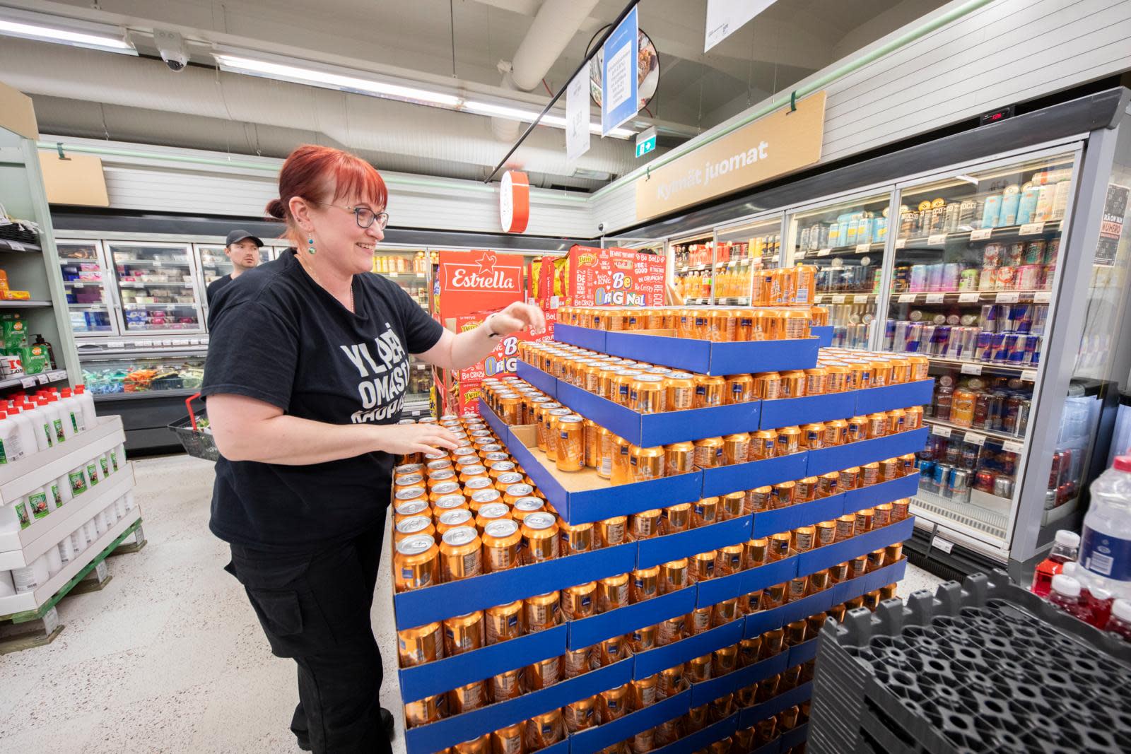 Myymäläpäällikkö Kirsti Kytömäki Porin Vapaudenkadun myymälässä