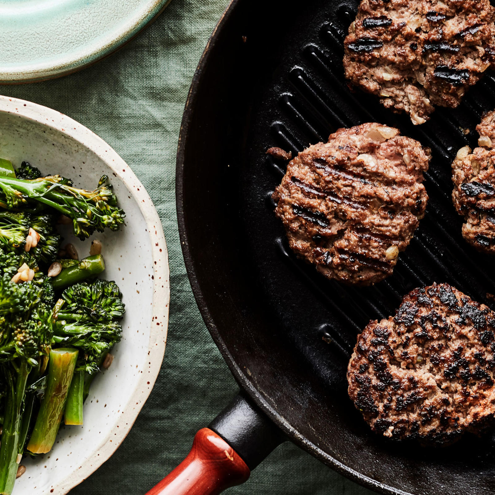 Nopeat juustoiset jauhelihapihvit