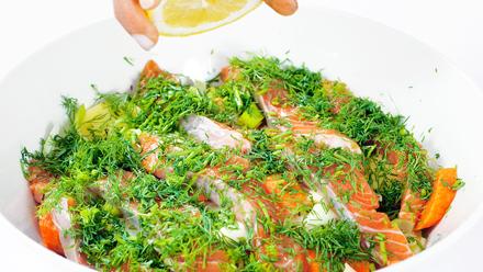 Lisää kerrosten väliin fenkolinsiemeniä, suolaa, pippuria, tilliä ja sitruunamehua.