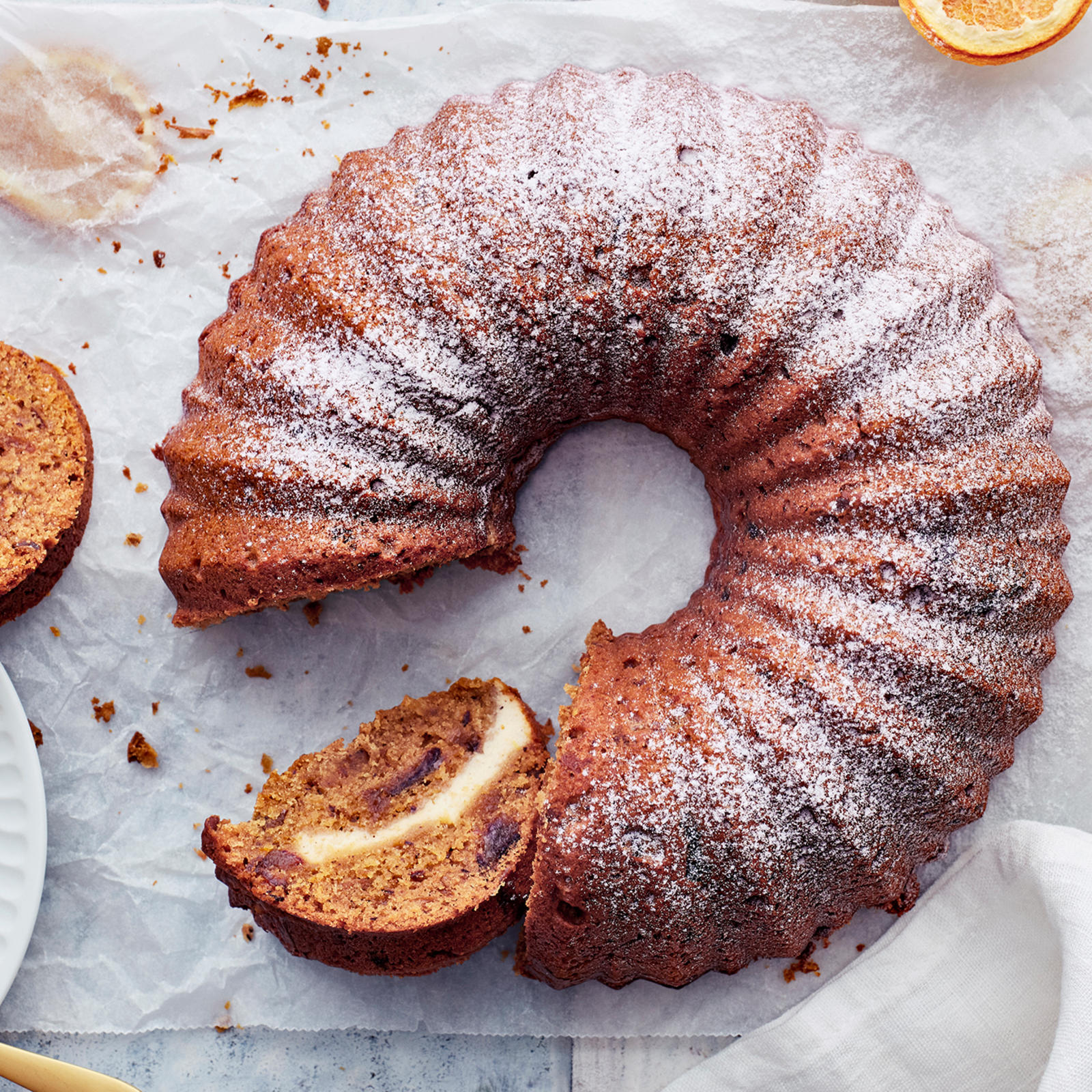 Appelsiini-taatelikakku tuorejuustoraidoilla