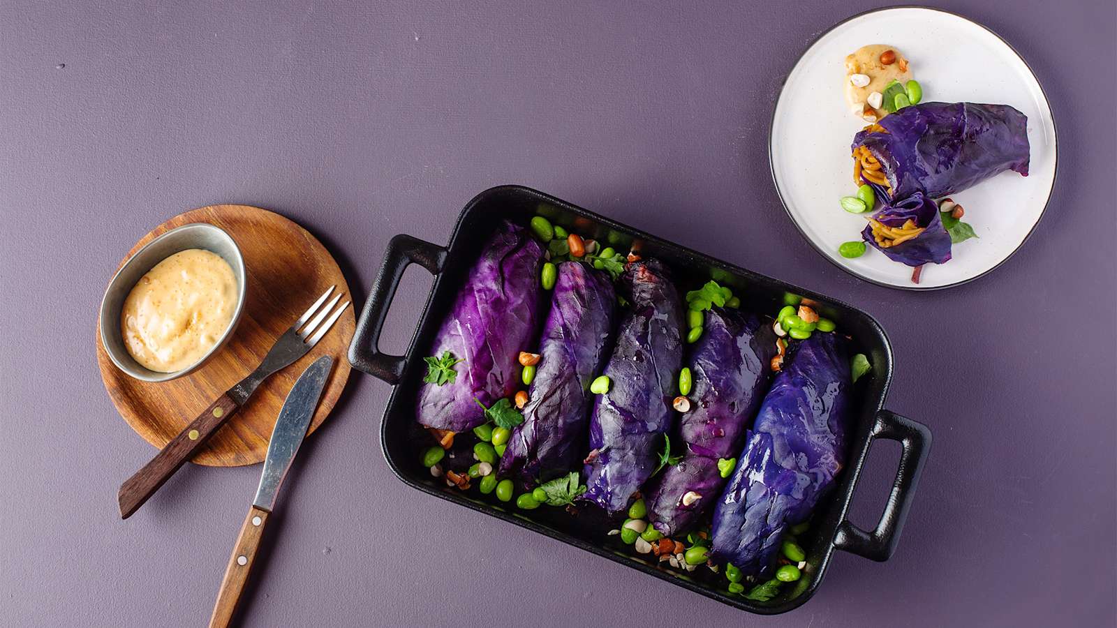 Mausteiset punakaalikääryleet Kulman Keittiön teriyaki-broileriwokkitäytteellä