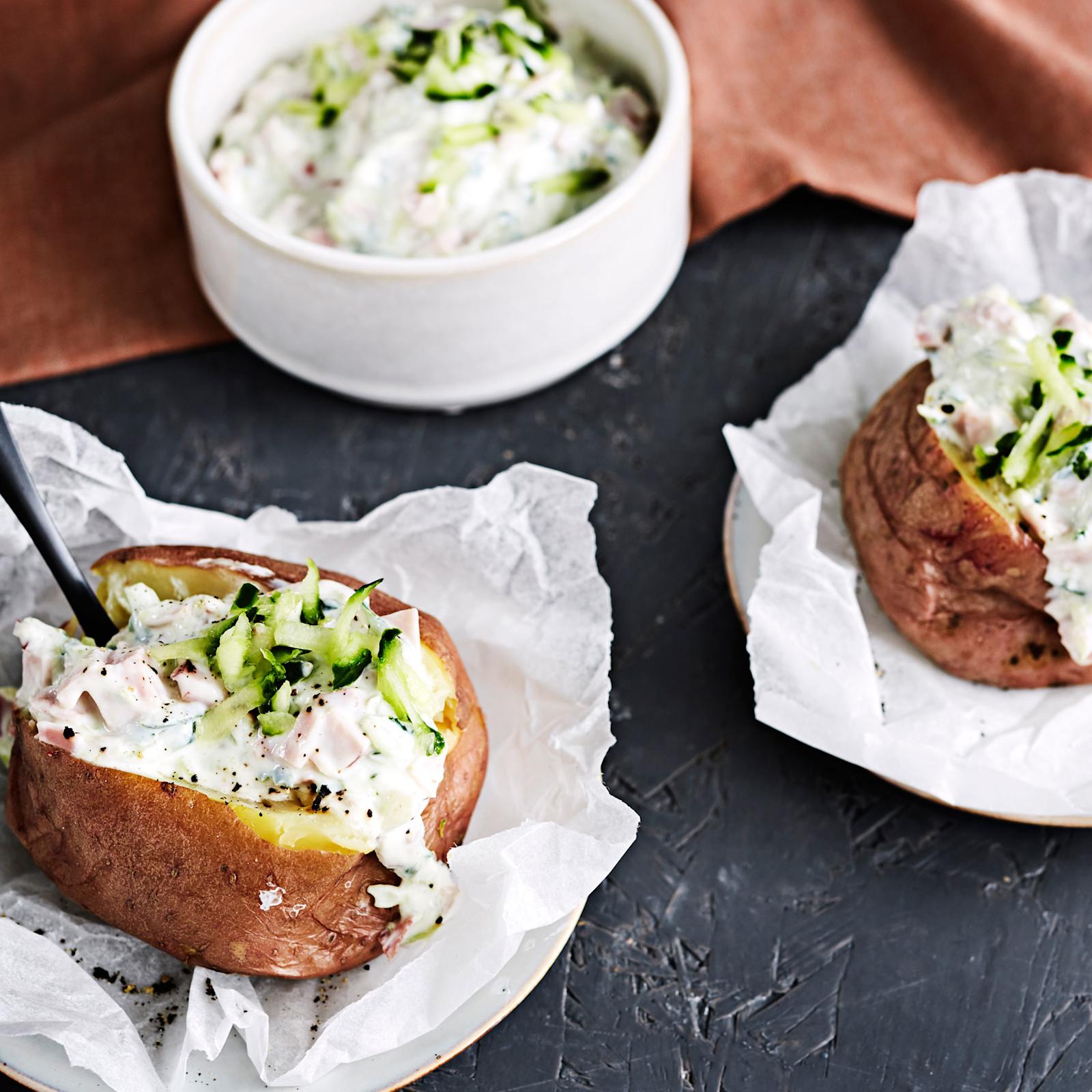 Mikrouuniperunat ja kinkkutsatsiki