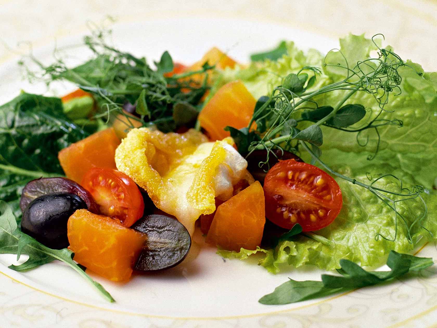 Keväinen vuohenjuustosalaatti