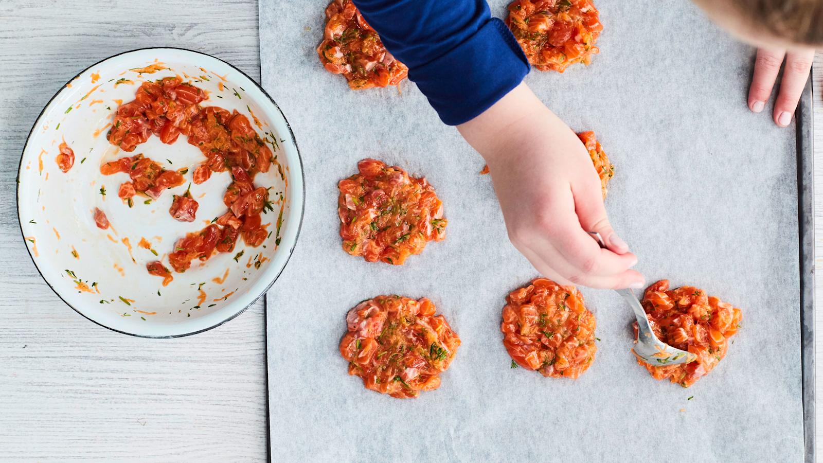 Muotoile pihvit leivinpaperille uunipellille.