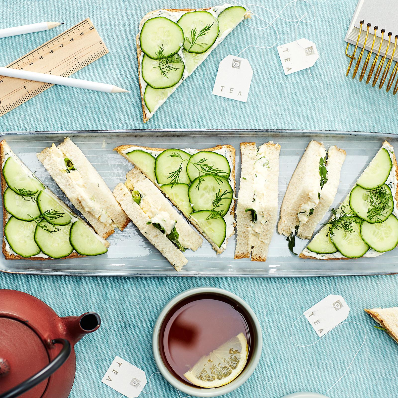 Kurkku-tuorejuustokolmioleivät