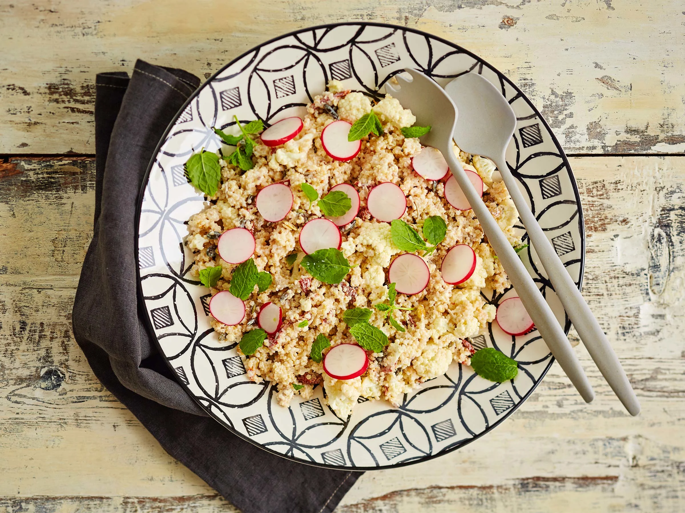 Kukkakaali-kvinoasalaatti