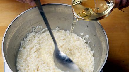 Lisää lientä ja viiniä pienissä erissä ja anna nesteen lisäysten välillä imeytyä riisiin. Kypsennä hyvällä lämmöllä. Risottoriisi kypsyy noin 18 minuutissa ja se saa jäädä kiinteäksi.