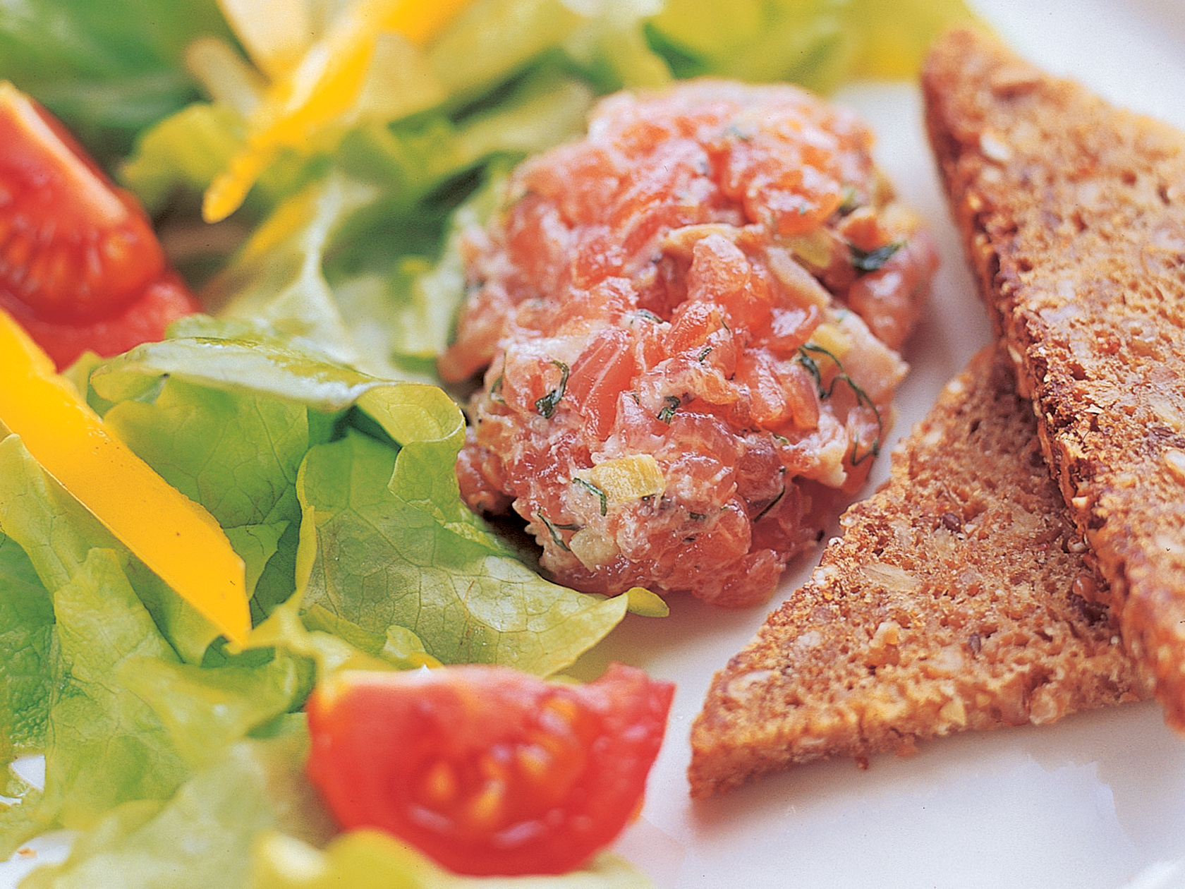 Kalatartar ja paahdettu ruisleipä