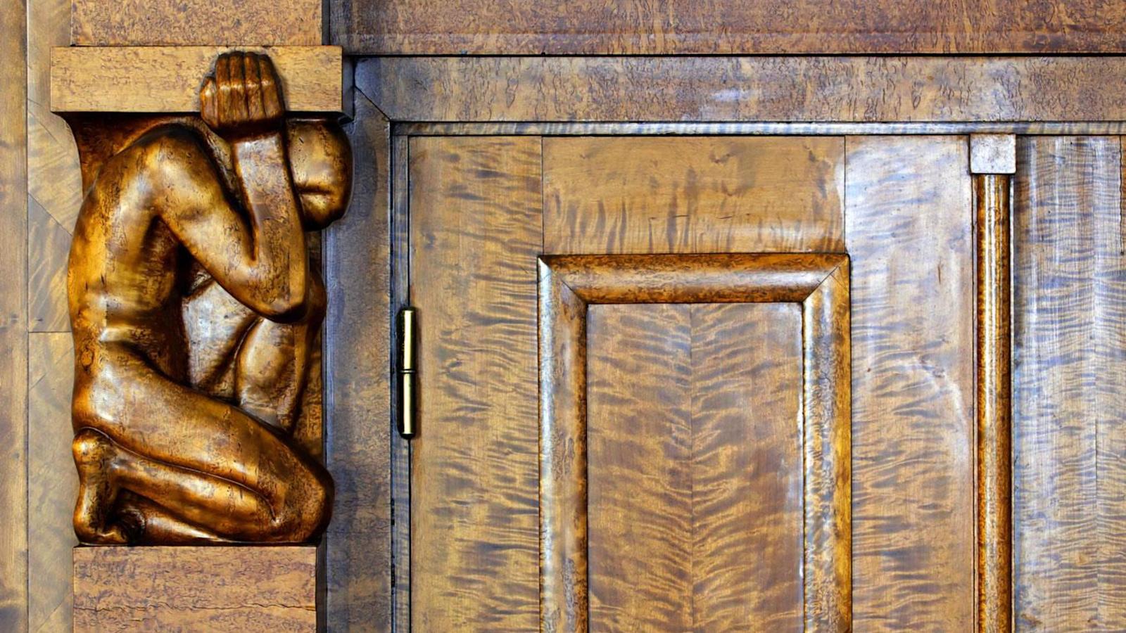 Kauno S. Ja Oiva Kallion suunnittelema oven detalji kokoushuoneessa.