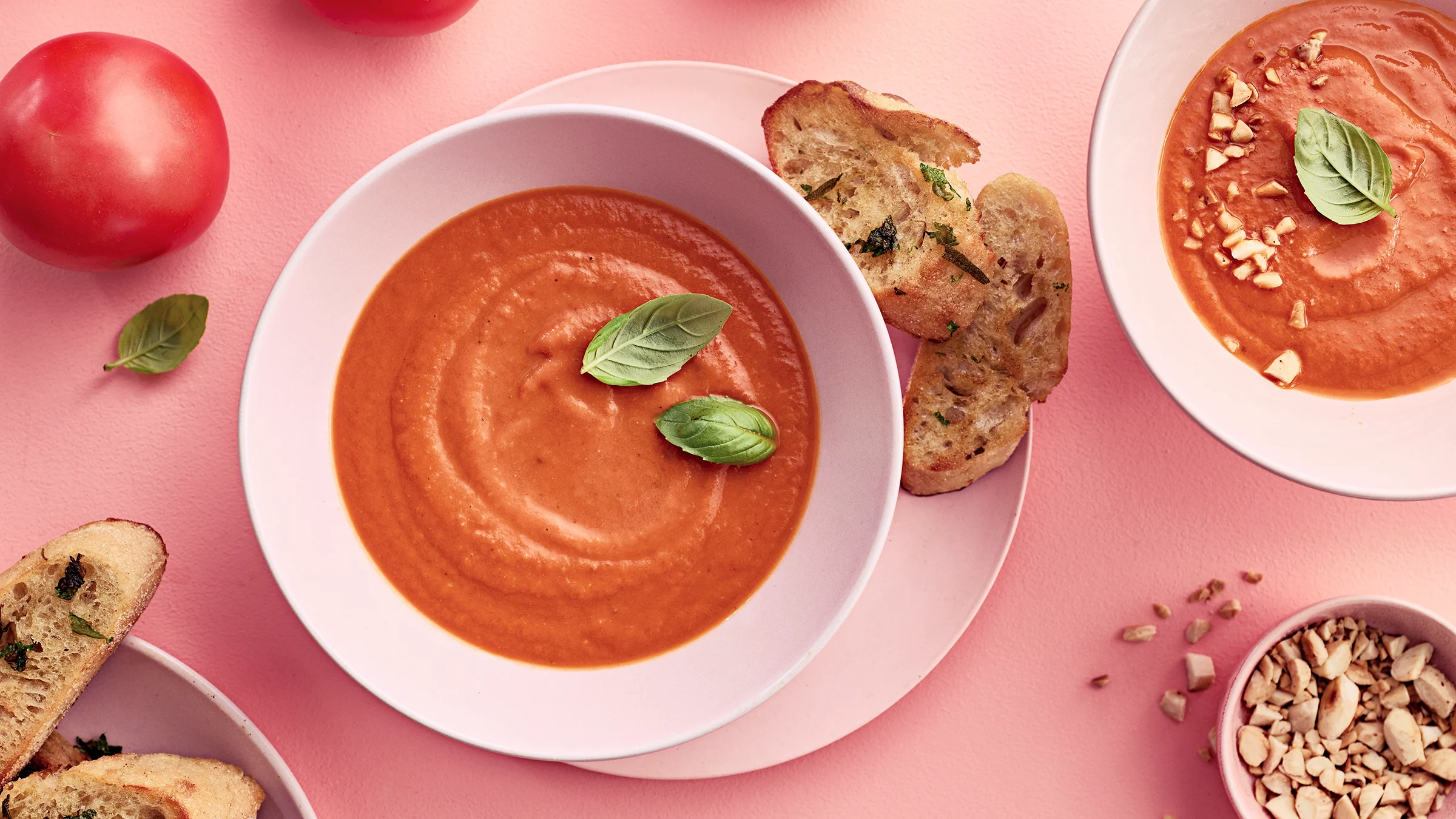 Helppo tomaattikeitto vaalealla leivällä ja manteleilla