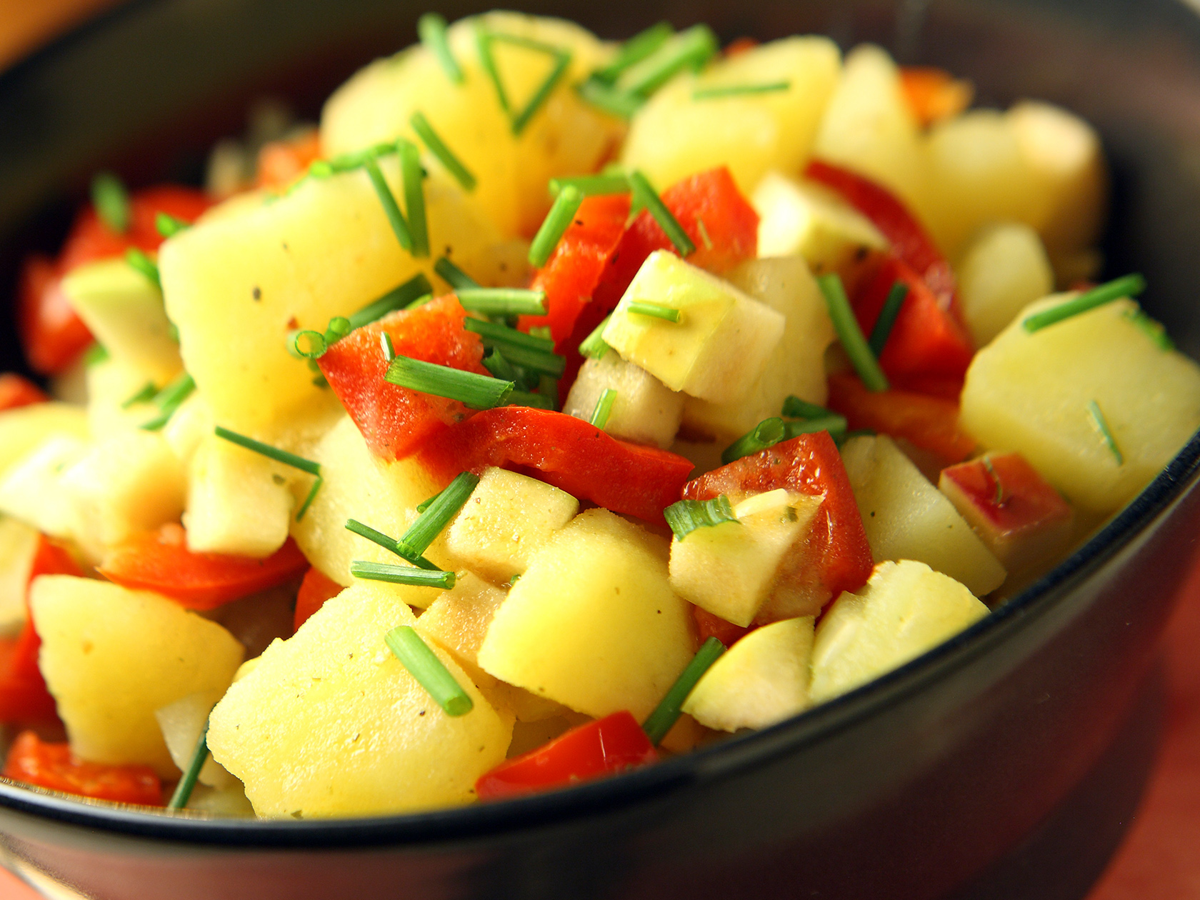 Lämmin paprika-perunasalaatti