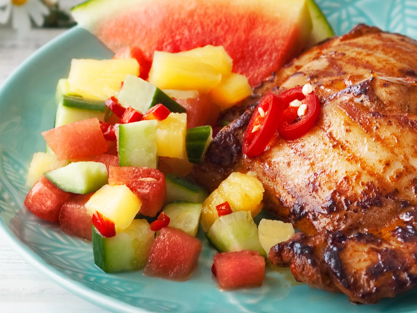 Chilillä maustettu vesimeloni-ananassalsa