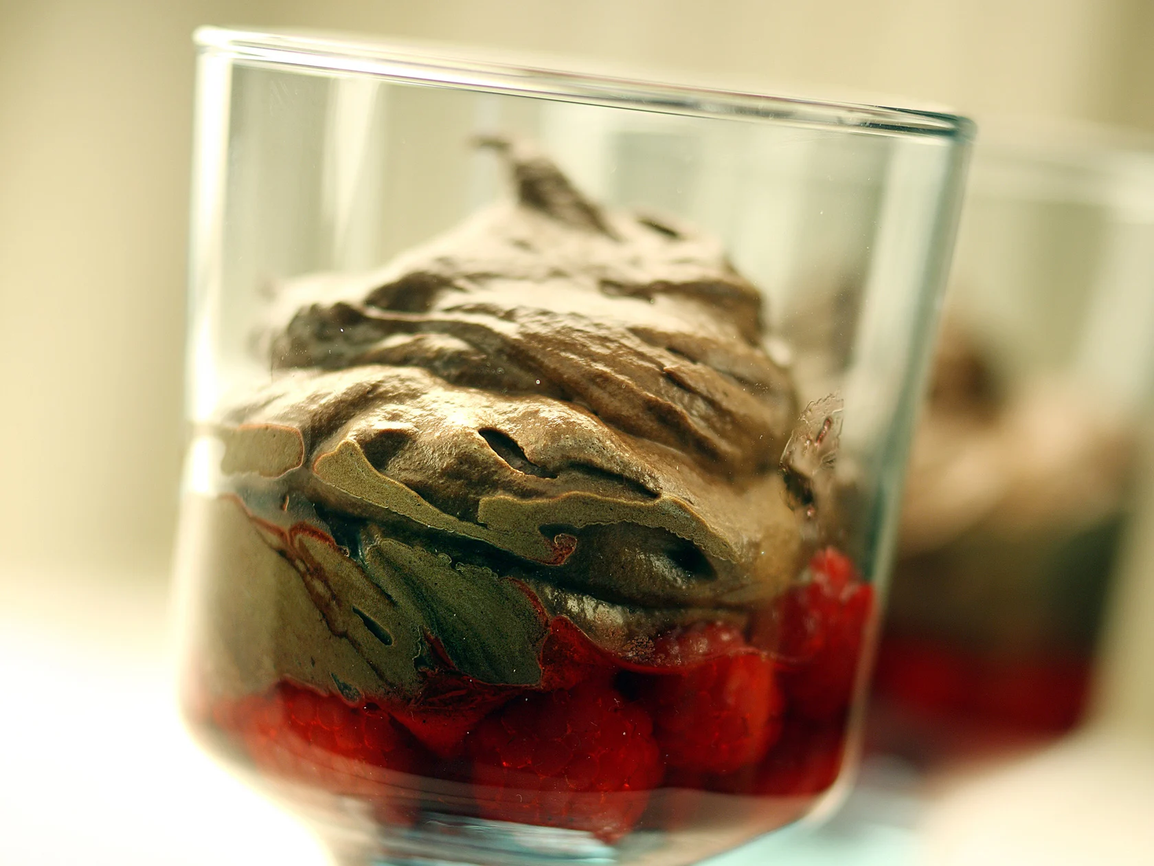 Vadelma-suklaamousse