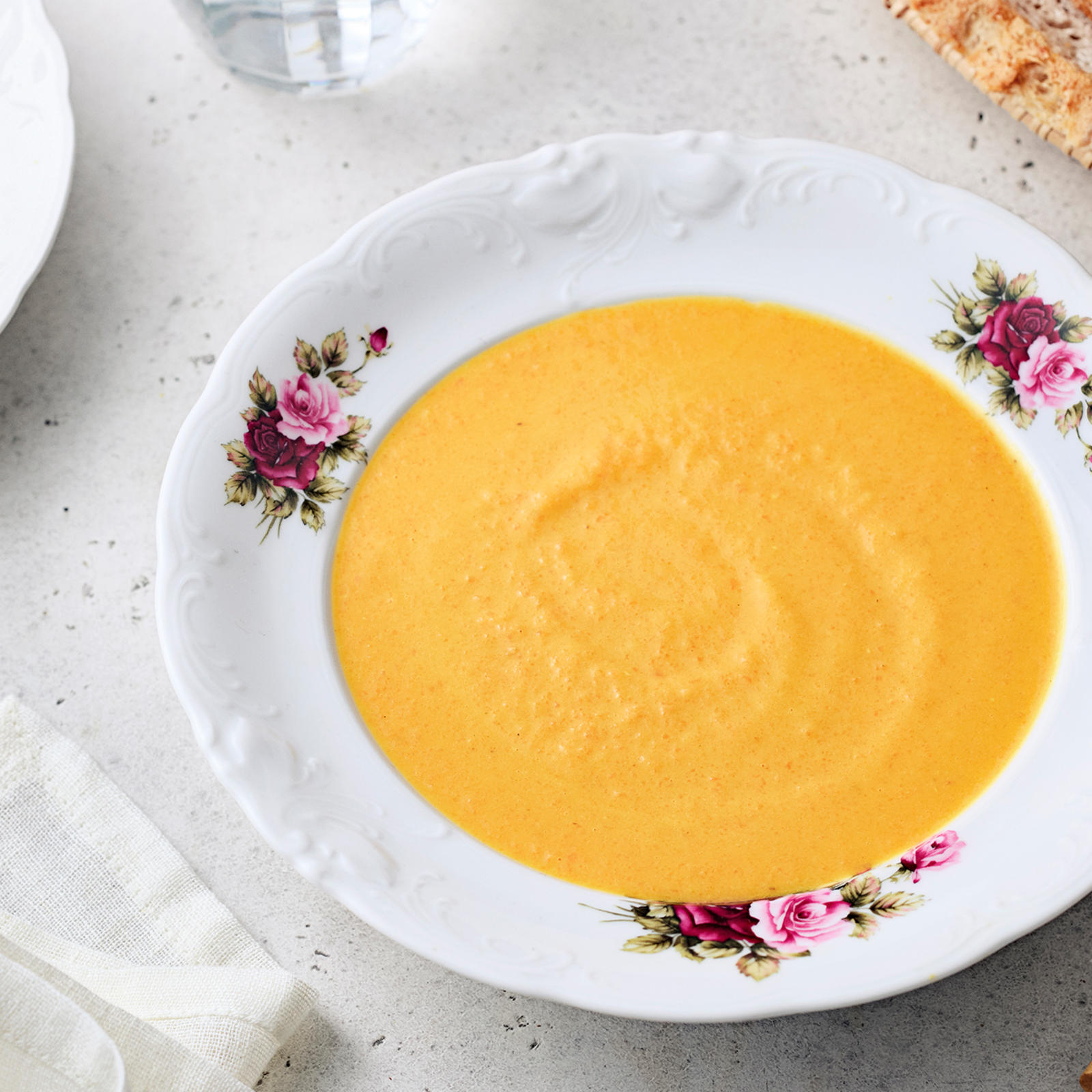 Porkkana-linssikeitto ja vaaleaa leipää