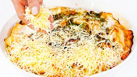 Ripottele päälle juustoraaste ja jatka paistamista vielä 20–30 minuuttia. Peitä vuoka tarvittaessa.