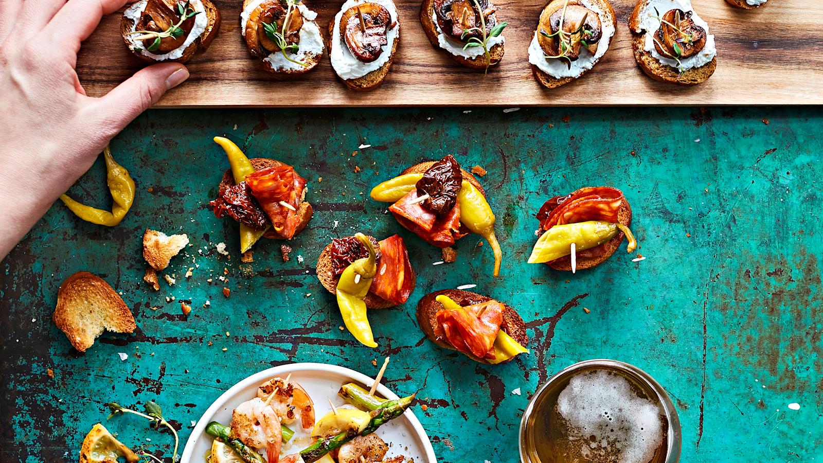 Valmista pintxoja, baskikeittiöstä tuttuja sormisyötäviä