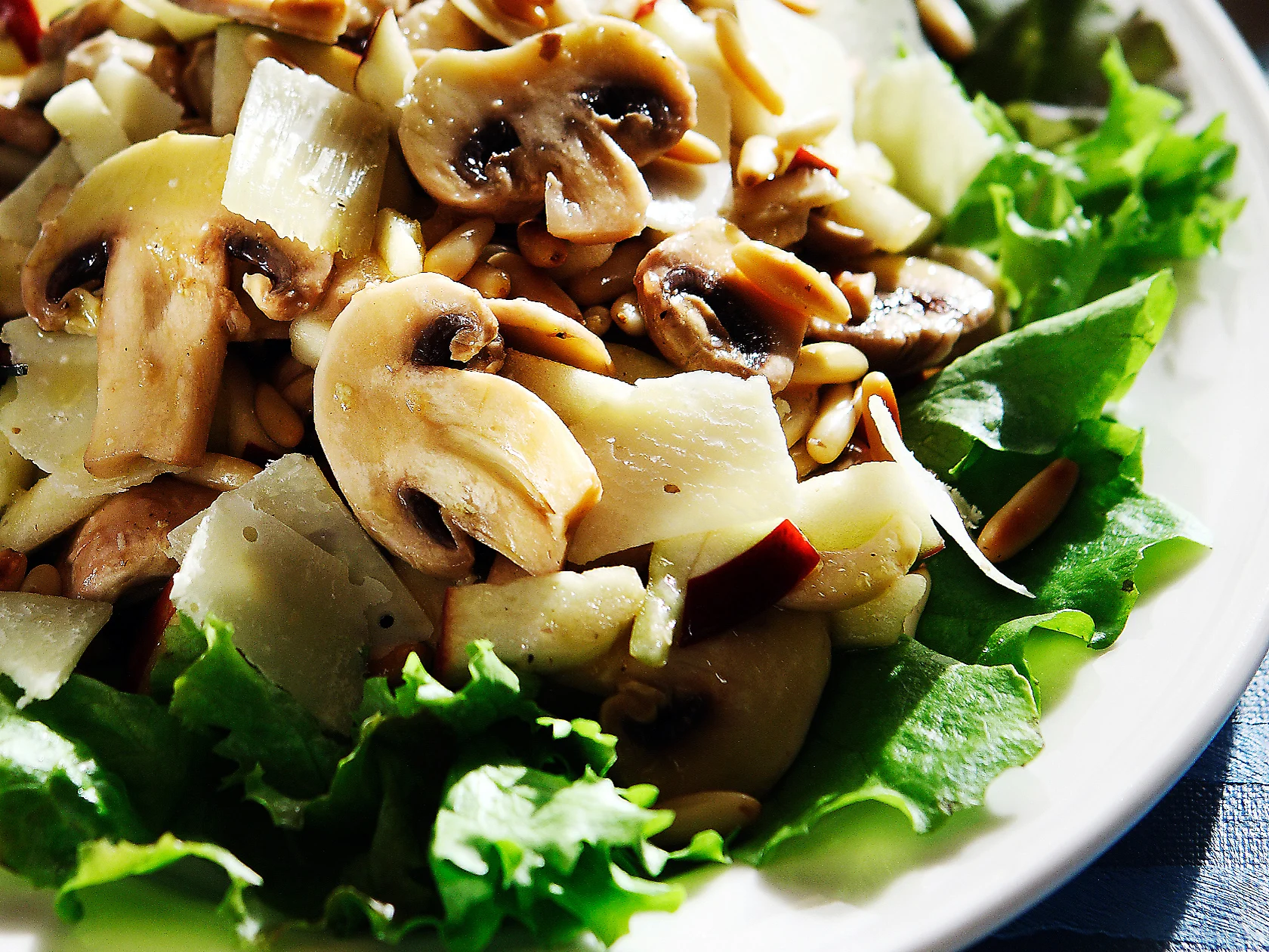 Herkkusieni-omenasalaatti