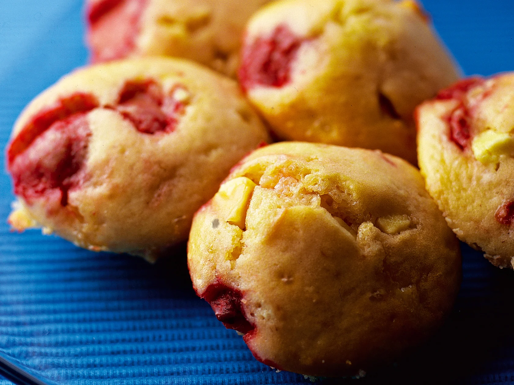 Mansikka-valkosuklaamuffinit