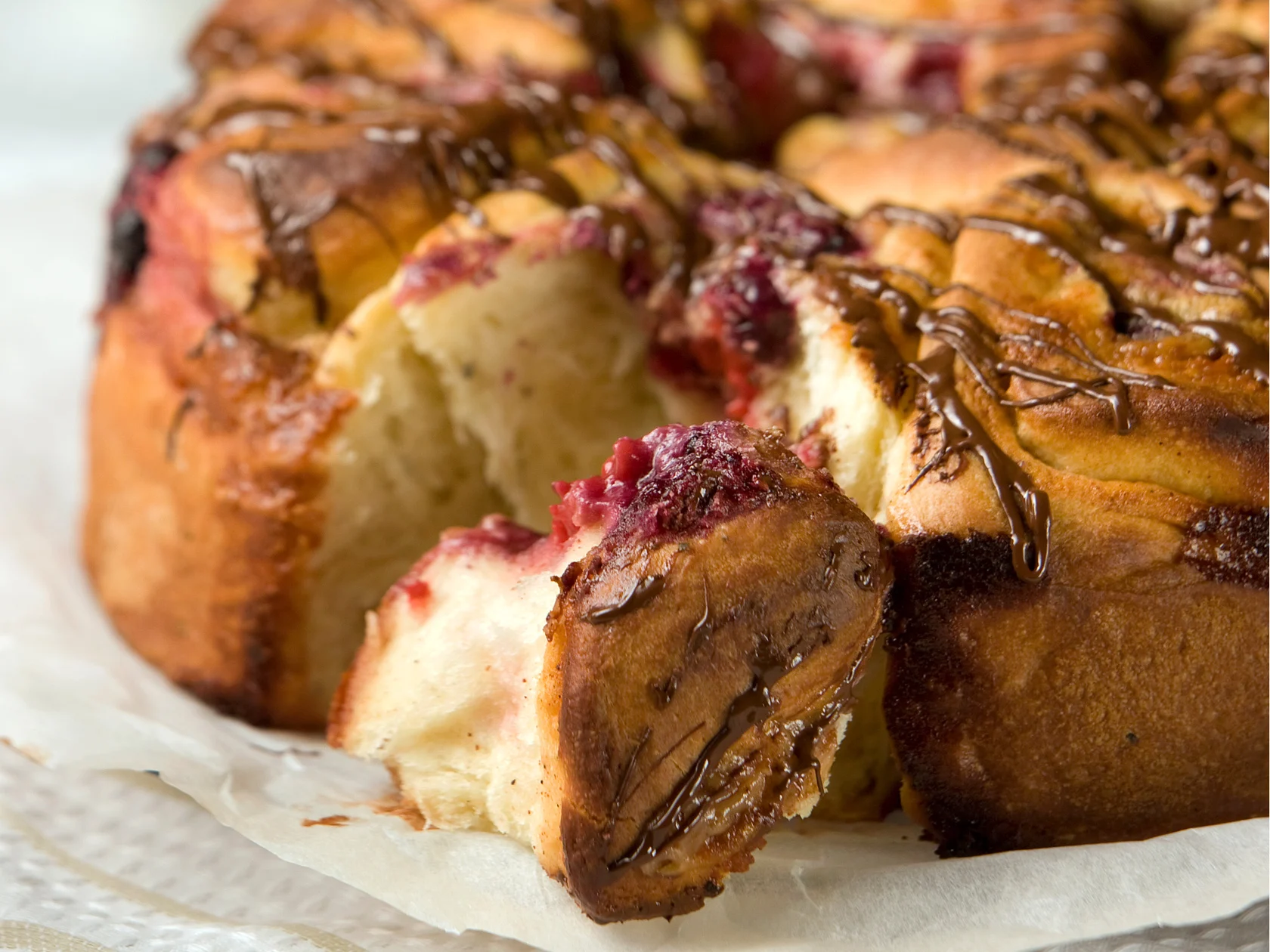 Marjoilla täytetty bostonkakku