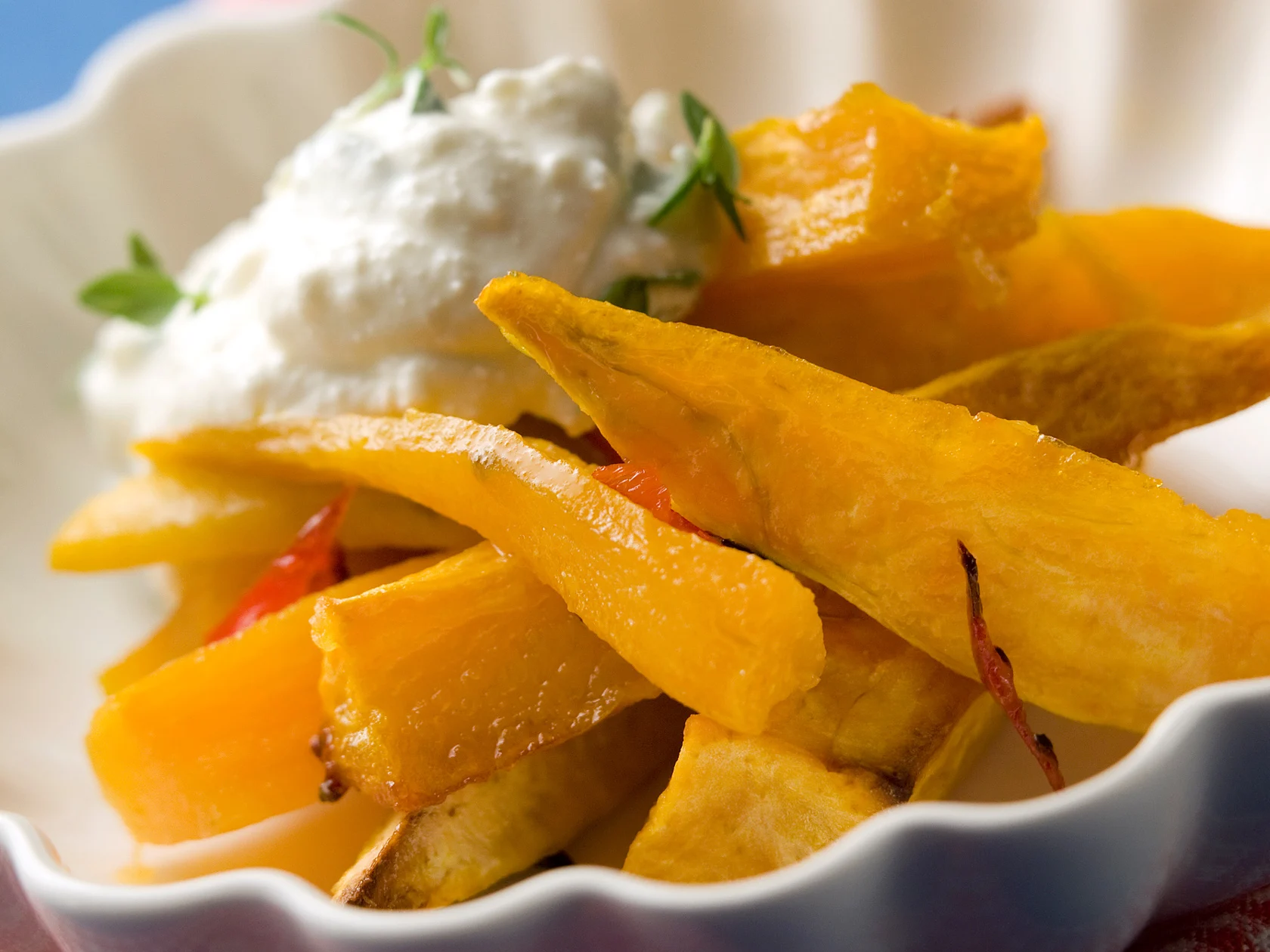 Bataattilohkot ja feta-jogurttidippi