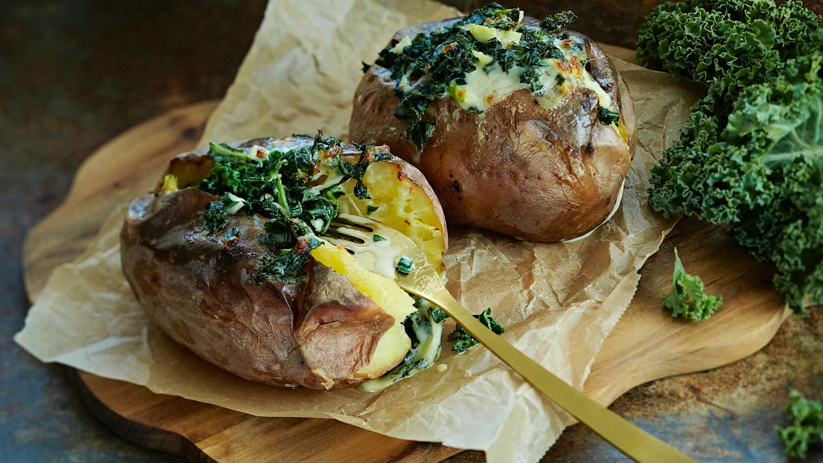 Uuniperunat ja lehtikaalitäyte