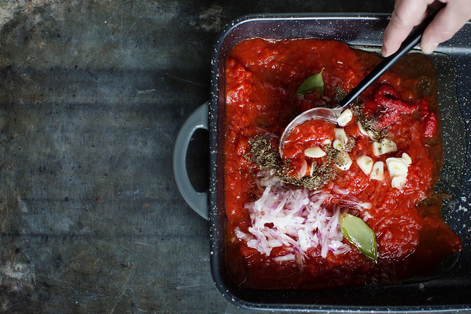 Täyteläinen tomaattikastike uunissa