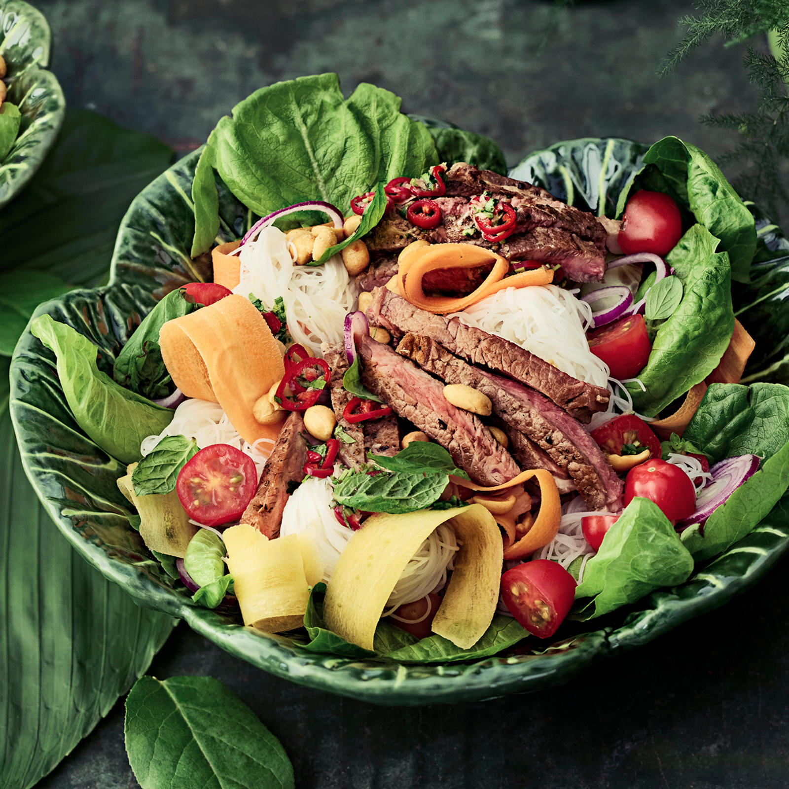 Aasialainen pihvisalaatti