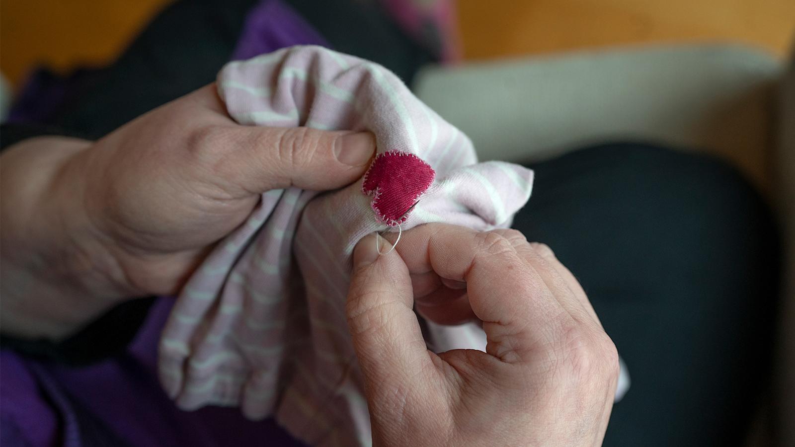 Tiina Korva paikkaa lasten vaatteita ja on ylpeä, kun lapsi valitsee päiväkotiin housut, joiden polvissa on paikat.