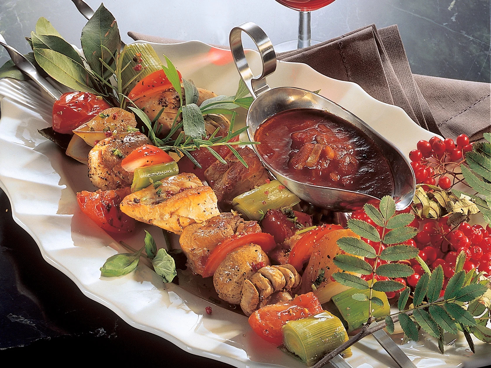 Makoisat liha-kasvisvartaat ja valelukastike