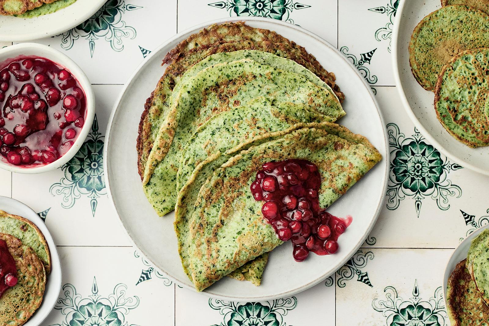 Pinaattiletut ja puolukkasurvos