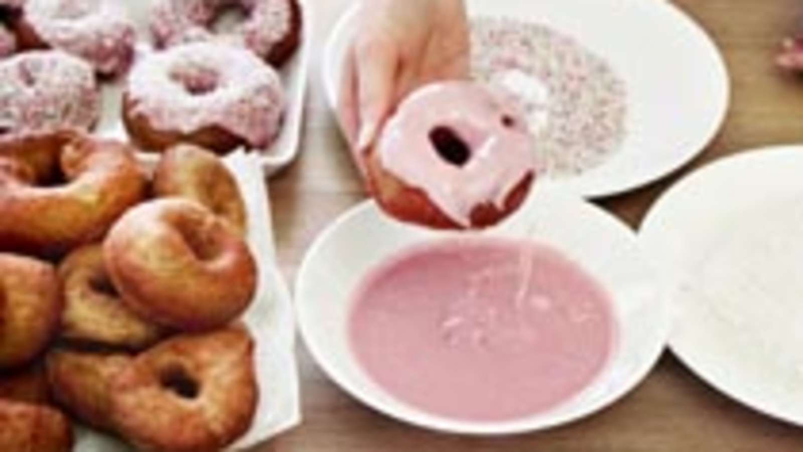 Yhdistä tomusokeri ja mehu. Lisää sokeria tai mehua, kunnes saat sopivan koostumuksen. Siirrä kuorrutus syvälle lautaselle. Laita erillisille lautasille kookoshiutaleita tai nonparelleja. Kasta jäähtyneet rinkilät kuorrutukseen ja pyöräytä ne sen jälke...