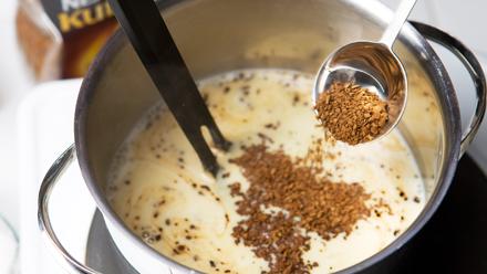 Kiehauta kattilassa kerma ja sokeri ja sekoita joukkoon pikakahvijauhe.