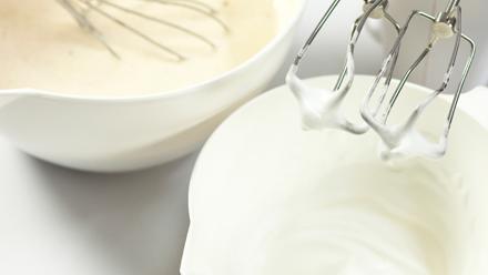 Vatkaa kananmunanvalkuainen sähkövatkaimella kovaksi vaahdoksi ja kääntele se varovasti taikinaan.