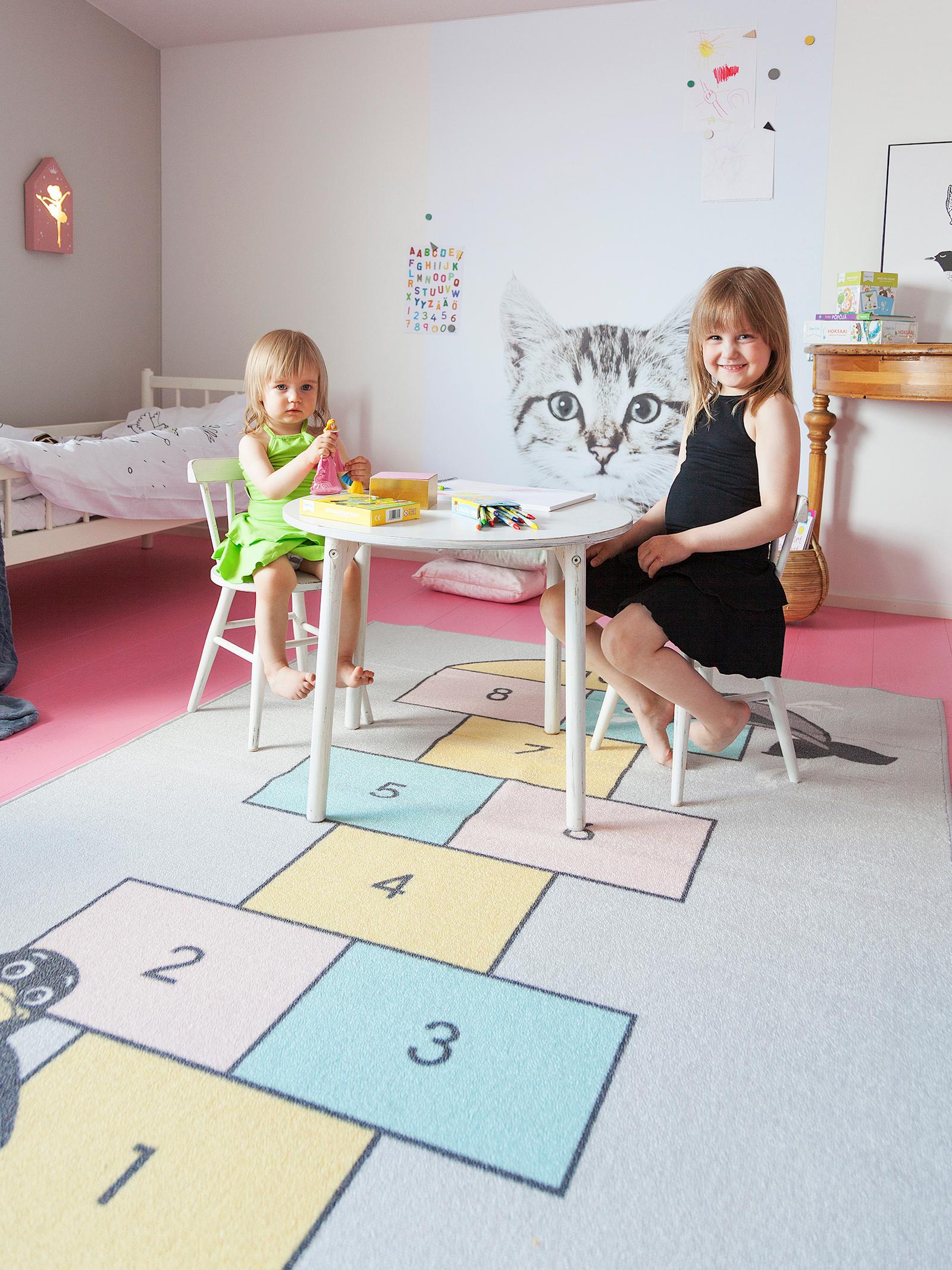 Perheen tytöt lastenhuoneessa